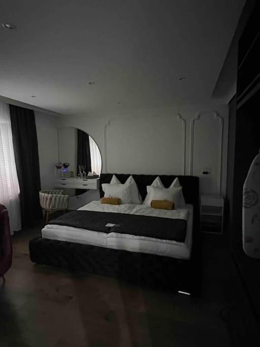 Traum Wohnung Mit Kingsize-Bett Graz Esterno foto